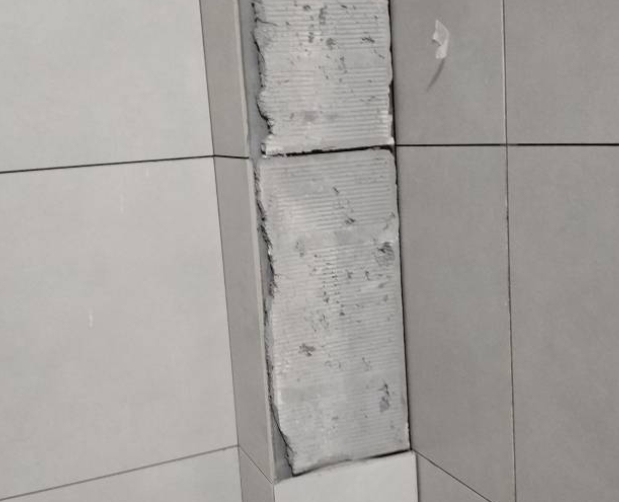 勐腊瓷砖空鼓维修公司分享下瓷砖施工前基层浇水润湿程度不足，可能导致以下问题